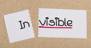 Una scritta su un foglio trasformata da invisibile a visibile