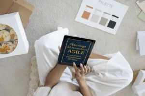 Mockup dell'ebook Il Decalogo del Parrucchiere AGILE visualizzato sullo schermo di un tablet.